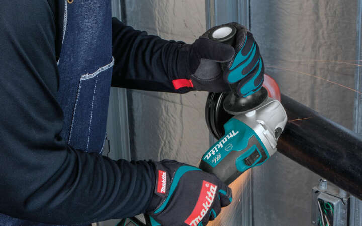 mann mit makita winkelschleifer werkstatt 800x500